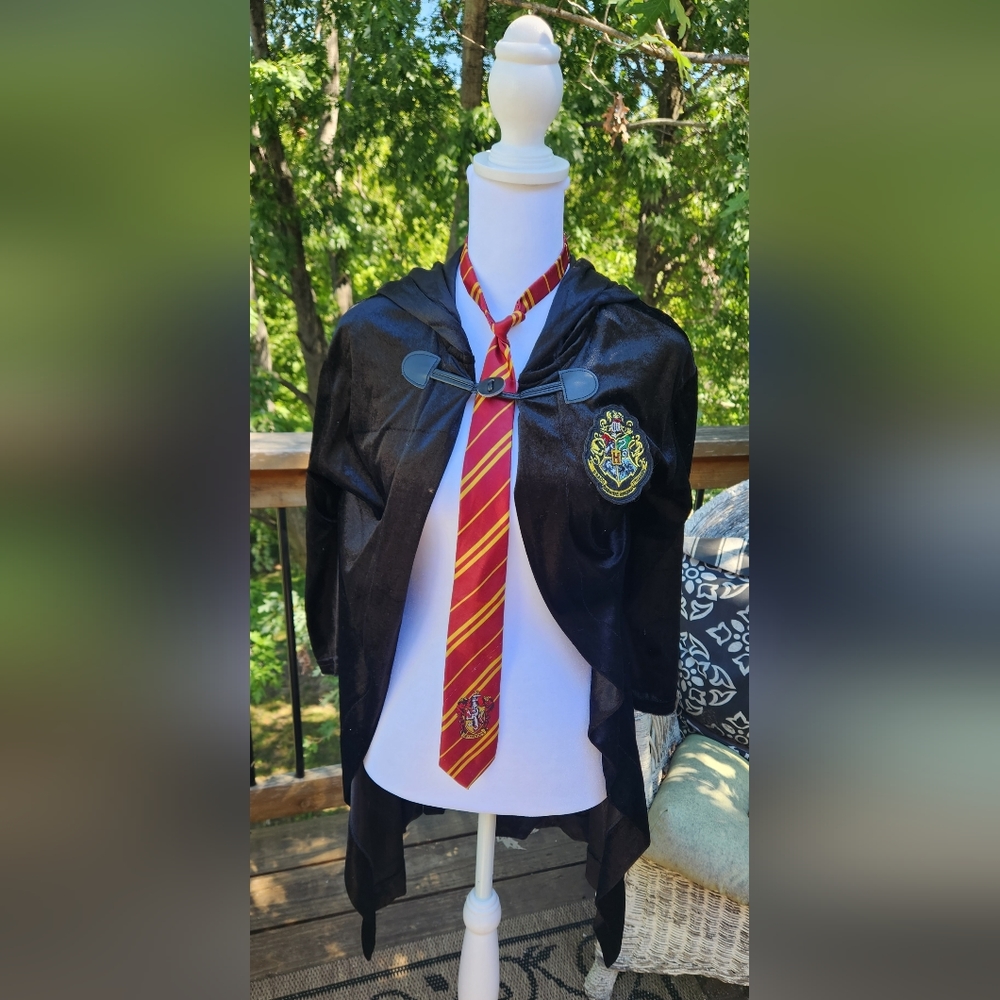 Harry Potter Hogwarts Crest Robe and Tie Size Large Kids
